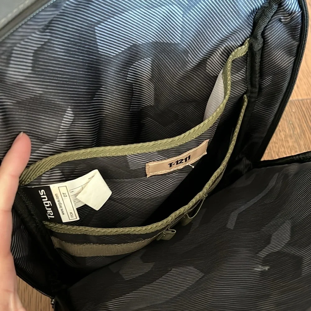 TARGUS T-1211 Gunmetal Gray and Camo crossbody messenger tech bag